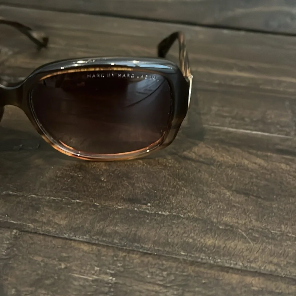 MARC BY MARC JACOBS SUNGLASSES W/ BRANDED CASE - Picture 3 of 10
